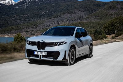 BMW iX3 40 rijdt 637 kilometer en laadt op in tien minuten