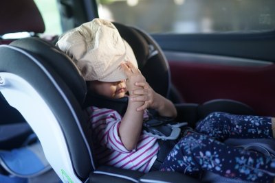 Acht populaire autostoeltjes blijken onveilig